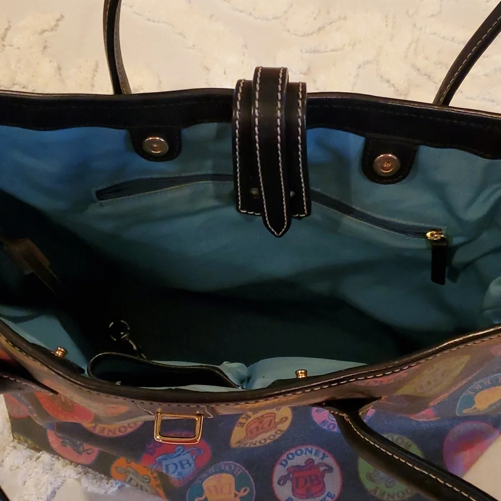 Dooney & Bourke Black Medallion Vintage Tote ✨️Host Pick✨️ - Picture 9 of 13